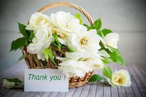 bouquet de magnifique blanc des roses sur table photo