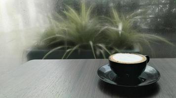 café au lait sur table en bois. photo