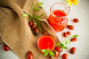 fait maison fraîchement pressé tomate jus avec pulpe dans une verre carafe photo