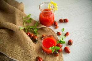 fait maison fraîchement pressé tomate jus avec pulpe dans une verre carafe photo