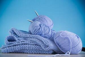 ensemble pour main tricot, bleu fil, tricot aiguilles. photo