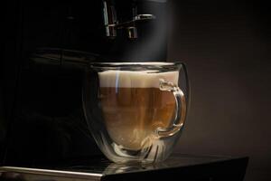 chaud café avec Lait sur noir Contexte photo