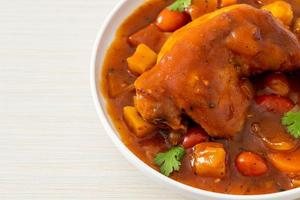 ragoût de poulet avec tomates, oignons, carottes et pommes de terre photo