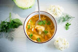 légume été soupe avec choufleur dans une bol photo