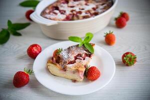 sucré chalet fromage casserole avec fraise remplissage photo