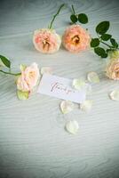 bouquet de magnifique Orange des roses sur table photo