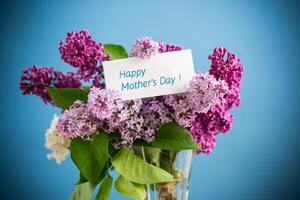 bouquet de différent épanouissement printemps lilas dans une vase sur bleu Contexte photo