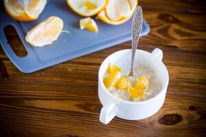 cuit bouilli sucré flocons d'avoine avec des oranges dans une bol photo