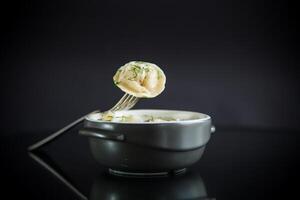 bouilli Dumplings avec Viande remplissage dans une bol photo