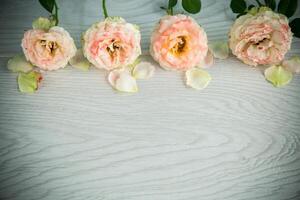 bouquet de magnifique Orange des roses sur table photo