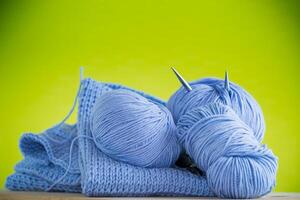 ensemble pour main tricot, bleu fil, tricot aiguilles. photo