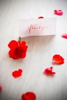 bouquet de magnifique rouge des roses dans une panier sur table photo