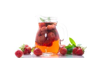 sucré rafraîchissant baie compote de mûr des fraises dans une carafe photo