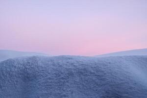 congère, neige pile avec coloré ciel photo