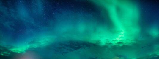 brillant et actif aurore borealis ou nord lumières embrasé dans le nuit ciel sur Arctique cercle photo