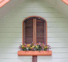 marron fenêtre en bois avec fleur décoration photo