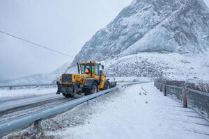 neige labour un camion nettoyage neige sur le route dans de banlieue pendant lourd tempête de neige photo