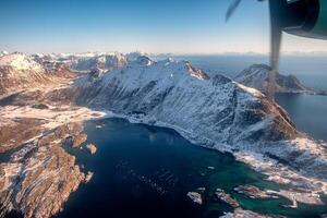 aérien vue de Montagne sur archipel dans Arctique cercle océan photo