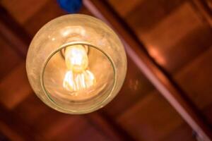 rétro lampe lumière décoratif pendaison sur en bois toit photo