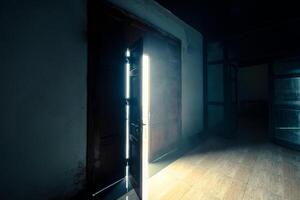 en bois porte ouverture avec lumière brillant dans mystère vieux pièce photo