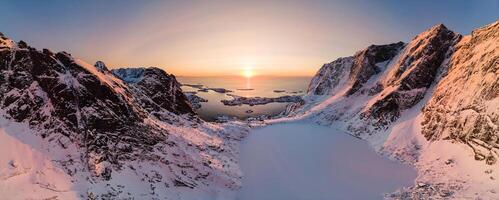 panorama aérien vue de Montagne intervalle avec la glace Lac dans vallée avec Arctique océan à le coucher du soleil photo