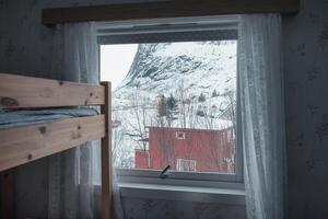 intérieur de en bois lit avec fenêtre et rideau sur confortable journée photo