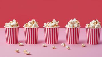 ai généré papier rayé seau avec pop corn sur rouge Contexte photo