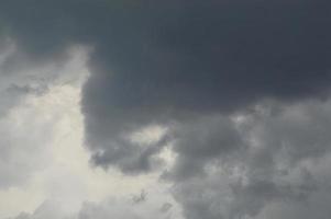 la texture des nuages dans le ciel avant un orage photo