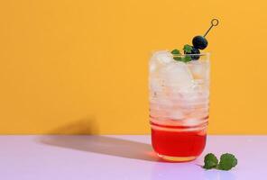 rose boisson avec la glace cube, menthe feuille, et myrtille. baie limonade photo