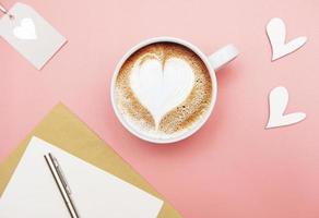 une tasse de café avec motif coeur photo