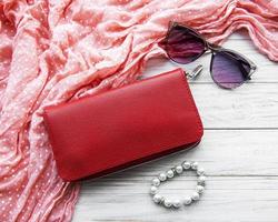 portefeuille femme en cuir rouge photo