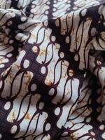 le motifs sur traditionnel batik tissu fournir une visuel et philosophique Regardez photo