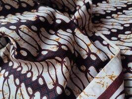 le motifs sur traditionnel batik tissu fournir une visuel et philosophique Regardez photo