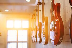 guitares cette étaient conservé dans le la musique entraine toi pièce il est une guitare cette est à condition de pour les musiciens à entraine toi et apprendre avant performant dans commande à réduire le erreur de en jouant guitare sur organiser. photo