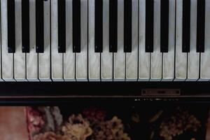 magnifique piano Contexte sont ensemble par le fenêtre dans le Matin attendre pour le pianiste à viens à entraine toi dans le Matin à réduire le erreur de ayant à effectuer le piano performance à une concert photo