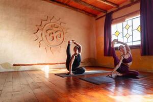 souple femmes Faire compliqué pliant asanas. photo