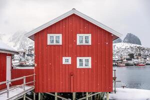 rouge maison de scandinave style dans chute de neige sur hiver photo