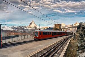 le électrique train avec Matterhorn Montagne sur sommet à Gornergrat station photo