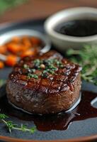 ai généré une steak, garnir, soupe, et sauce sur une assiette photo