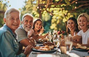 ai généré famille souriant pour le caméra à une famille table en plein air photo