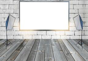 Vide panneau d'affichage avec avec studio lumières sur en bois sol sur mur photo