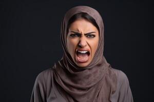 ai généré femme de arabe apparence qui apparaît à être furieux photo
