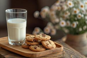 ai généré une en bois plateau avec biscuits et une verre de Lait photo