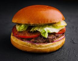 Burger avec du boeuf escalope et Frais des légumes photo