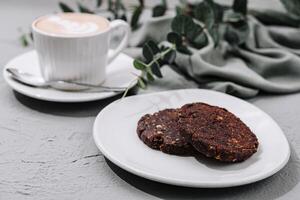 flocons d'avoine biscuits et tasse de café photo