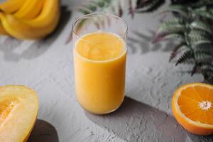 tropical fruit jus dans une verre photo