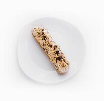 éclair avec crème et Chocolat sur assiette photo