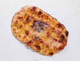 italien focaccia pain avec Romarin et Ail photo