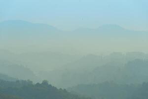 abstrait la nature Contexte de complexe montagnes. doublé en haut dans le distance et disparu dans le brume. photo