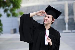 portrait de femme heureuse le jour de sa remise des diplômes souriant photo